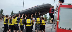 帶上沖鋒舟，大家一起風雨同舟！
